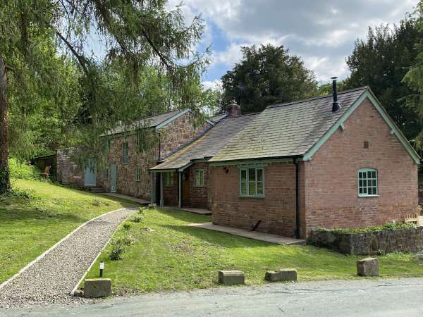 Ty Bont, Overton-on-dee