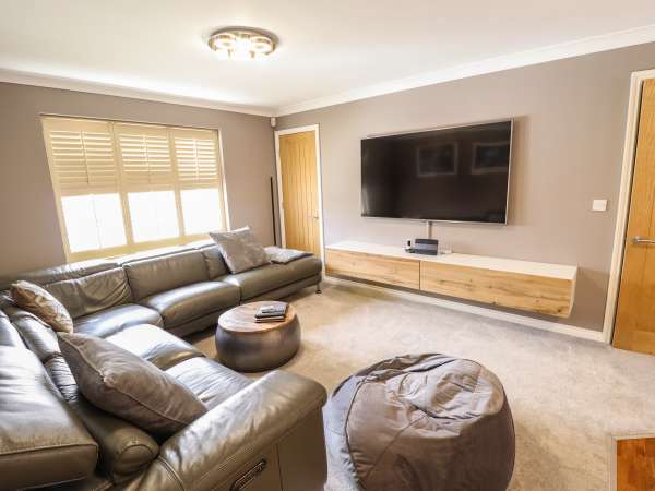 10 Mellor Way, New Waltham