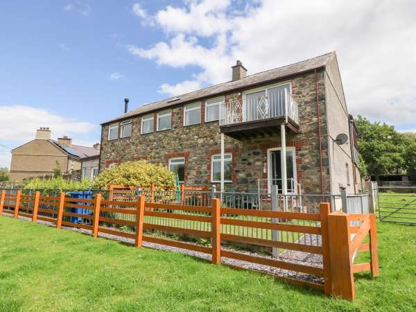 Coed y Glyn Bach Equestrian, Penygroes