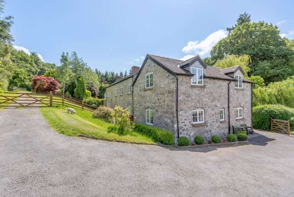 Distyll, Ruthin