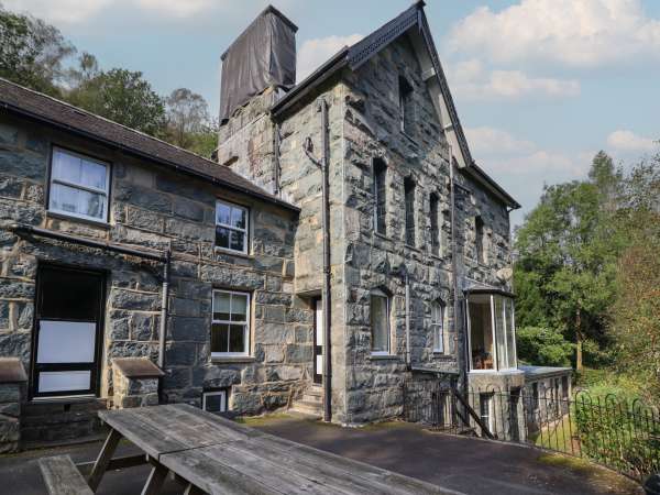 Bryn Cemlyn, Ganllwyd