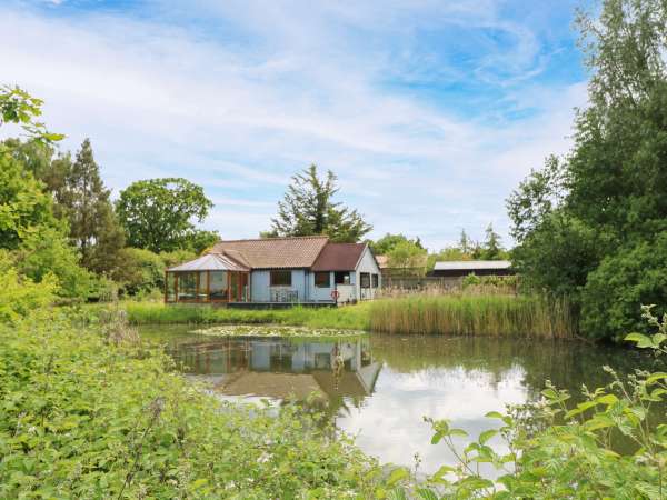 Dragonfly Lodge, Whinburgh